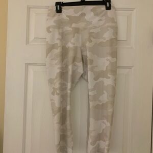 OLD NAVY Women’s Camouflage capri